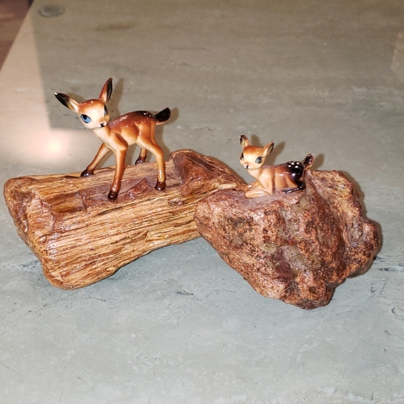 2 vintage plastic deer on a rock by Kitschy - Picture 1 of 3